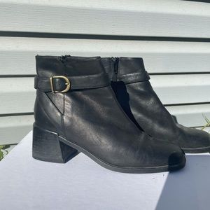 Sz 7 women’s black leather bootie